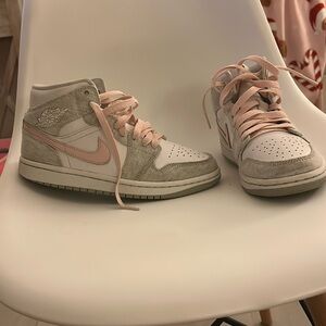 WMNS AIR JORDANS 1 MID SE